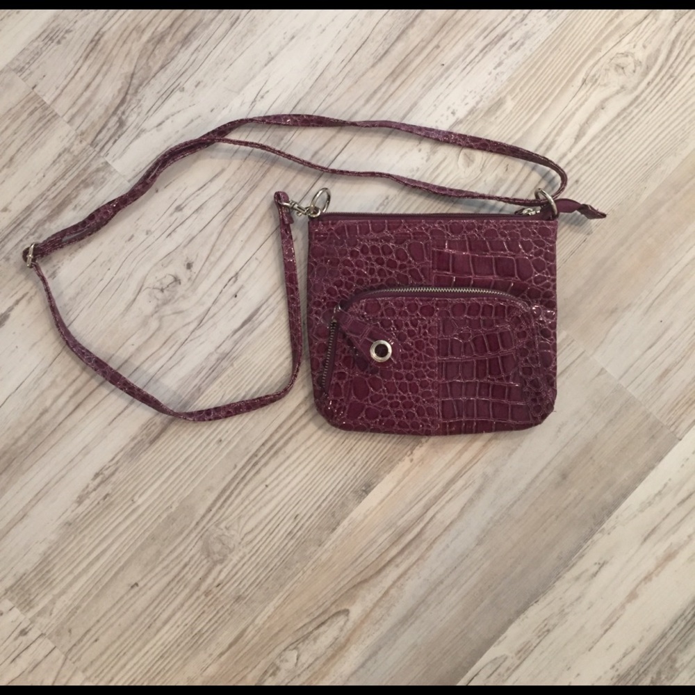 Small purple faux snakeskinn zipper crossbody!💕✨