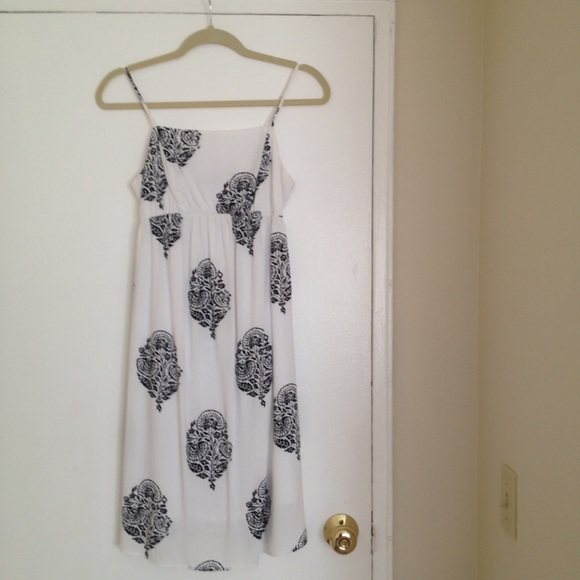 Old Navy Dresses & Skirts - Old Navy white maxi dress. FINAL PRICE