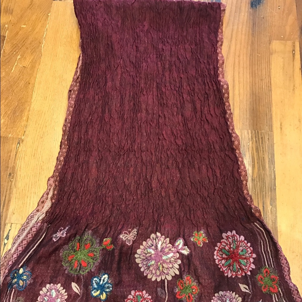 Embroidered wool scarf - Picture 2 of 3