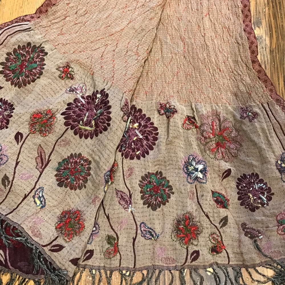 Embroidered wool scarf - Picture 3 of 3
