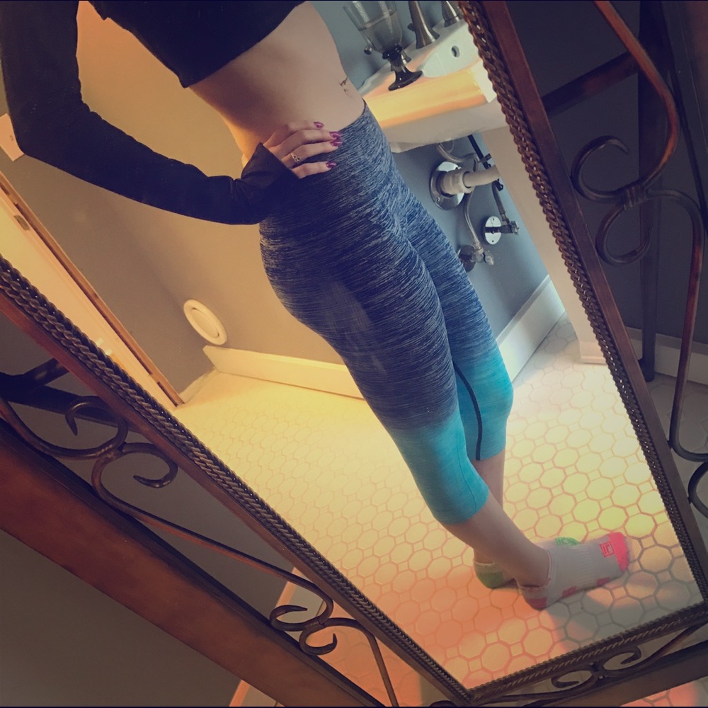 Blue cropped athletic leggings