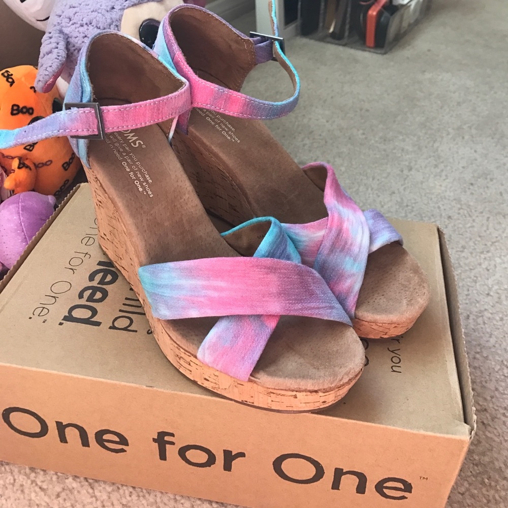 TOMS tie dye wedges