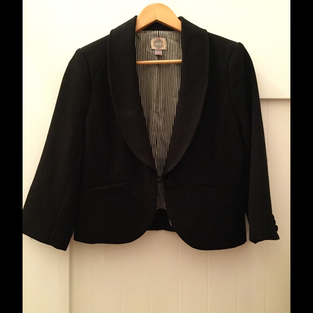 Cropped black blazer