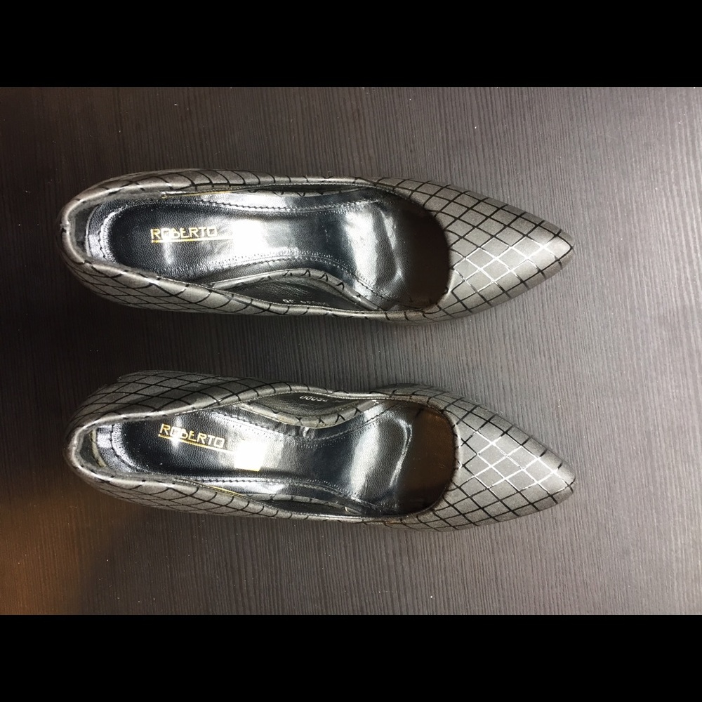 Lattice black pointed toe pumps size 6