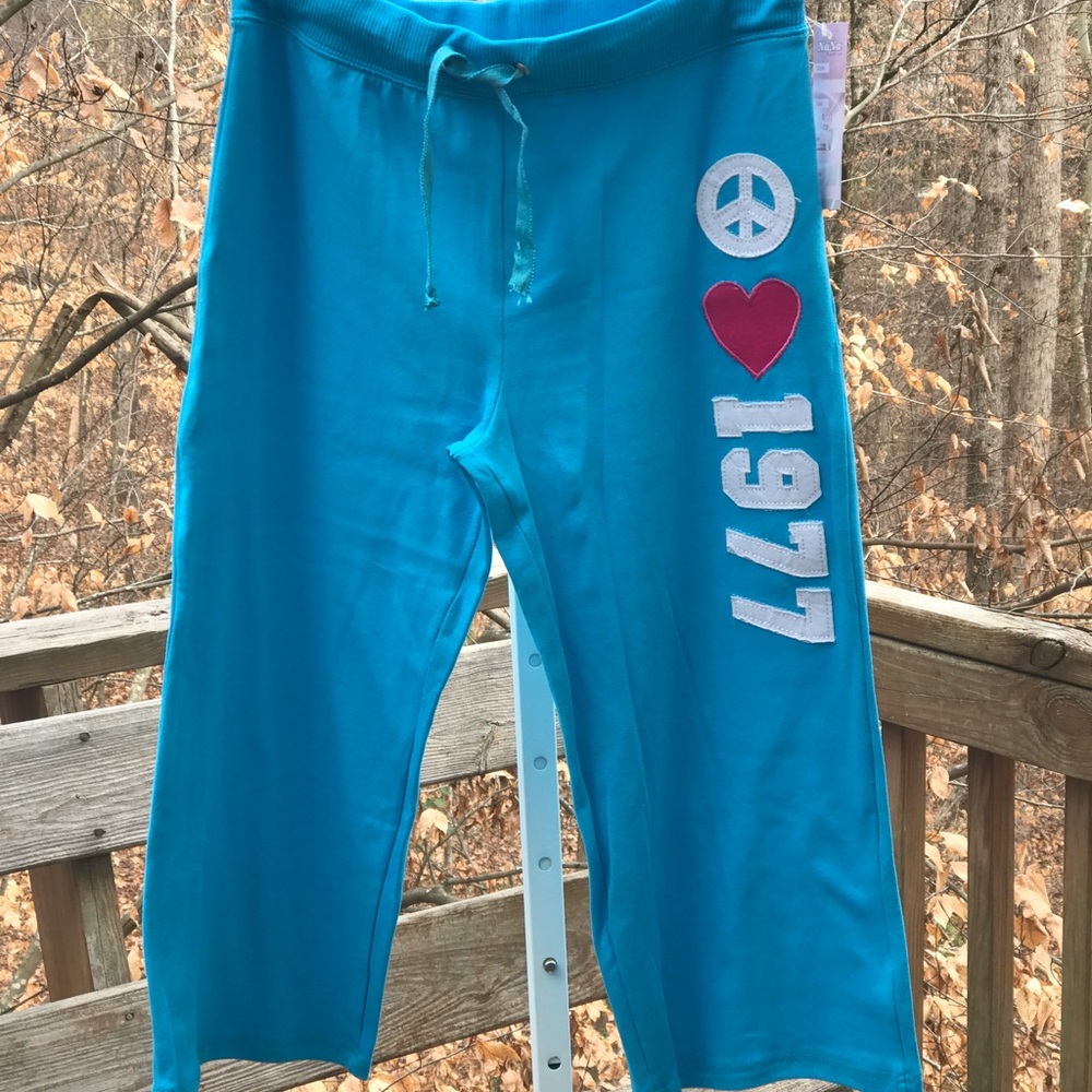 Athletic capri pants w/design up one leg teal