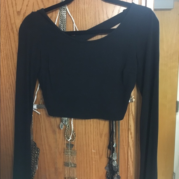 Tops - Black Longstpeeve crop top w/  cut out back