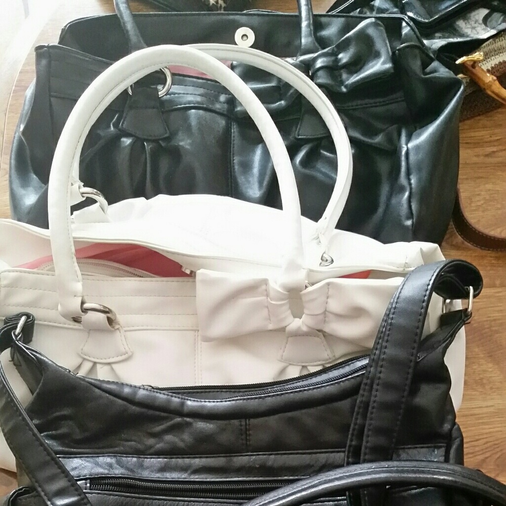 4 PURSES- 3 BIG BLACK AND 1 WHITE  LIGHTLY USED