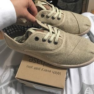 Brand new TOMS Cordones in Natural Burlaps