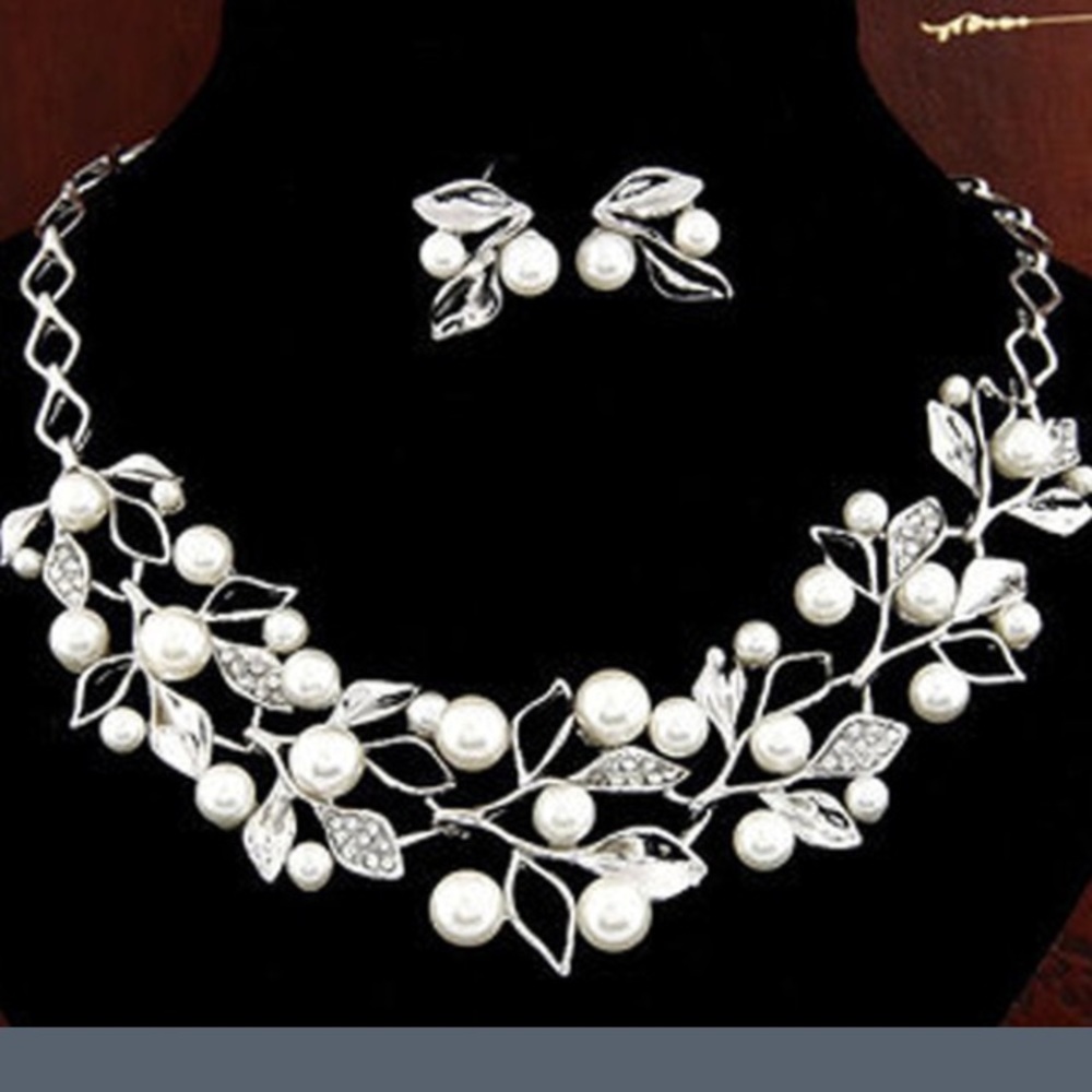 NWT! Fashion Bridal Necklace & Earring Set!