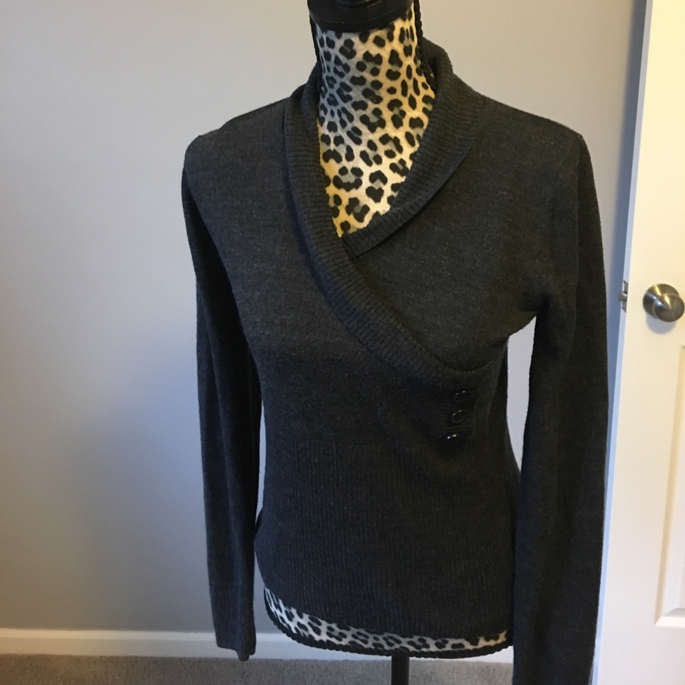 V neck sweater with accent bottons