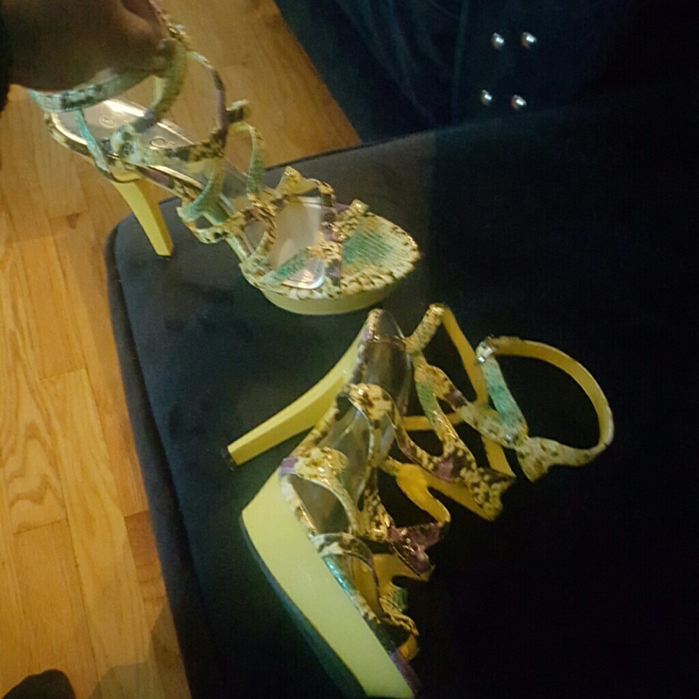 Strappy open toe - Picture 2 of 3