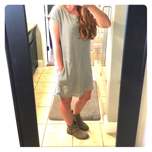 Adorable T-Shirt dress with pockets! - Picture 1 of 4