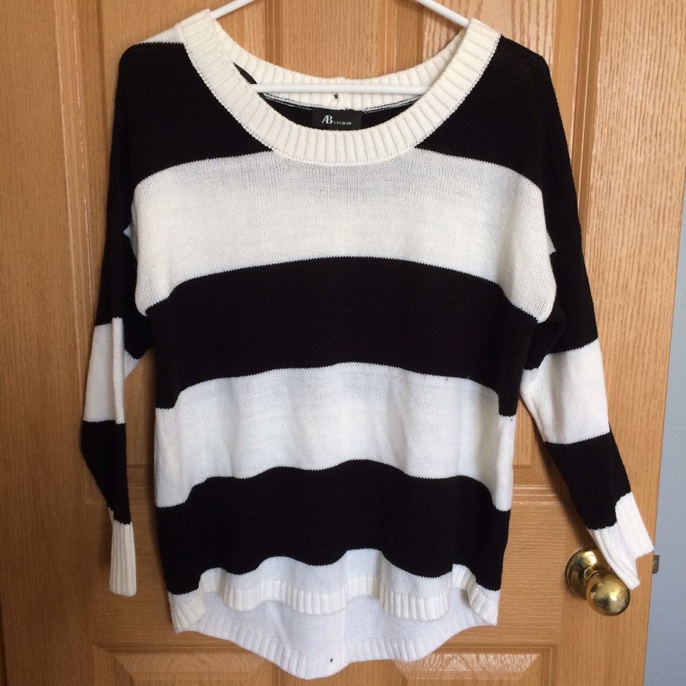 Scoop neck long sleeve sweater