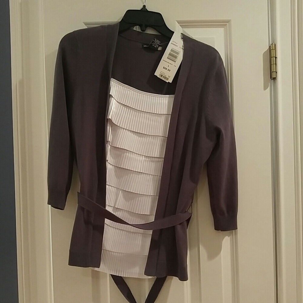 2 in 1 sweater. Gray and white.