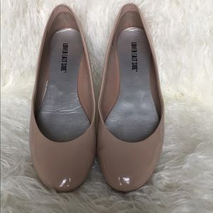 Shiny nude flats