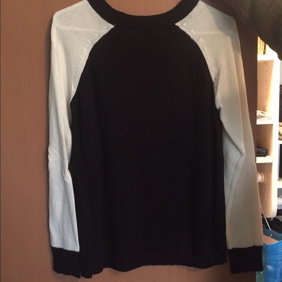 Black and white sweater - Picture 2 of 2