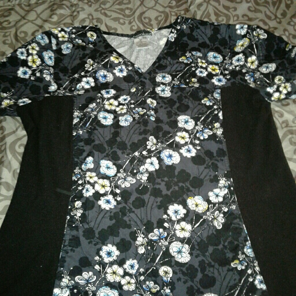 Cherokee flexibles scrub top
