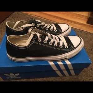 Black & white converse chuck taylors