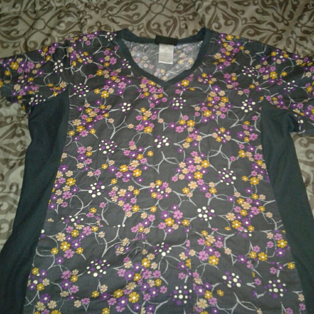 Cherokee flexibles scrub top