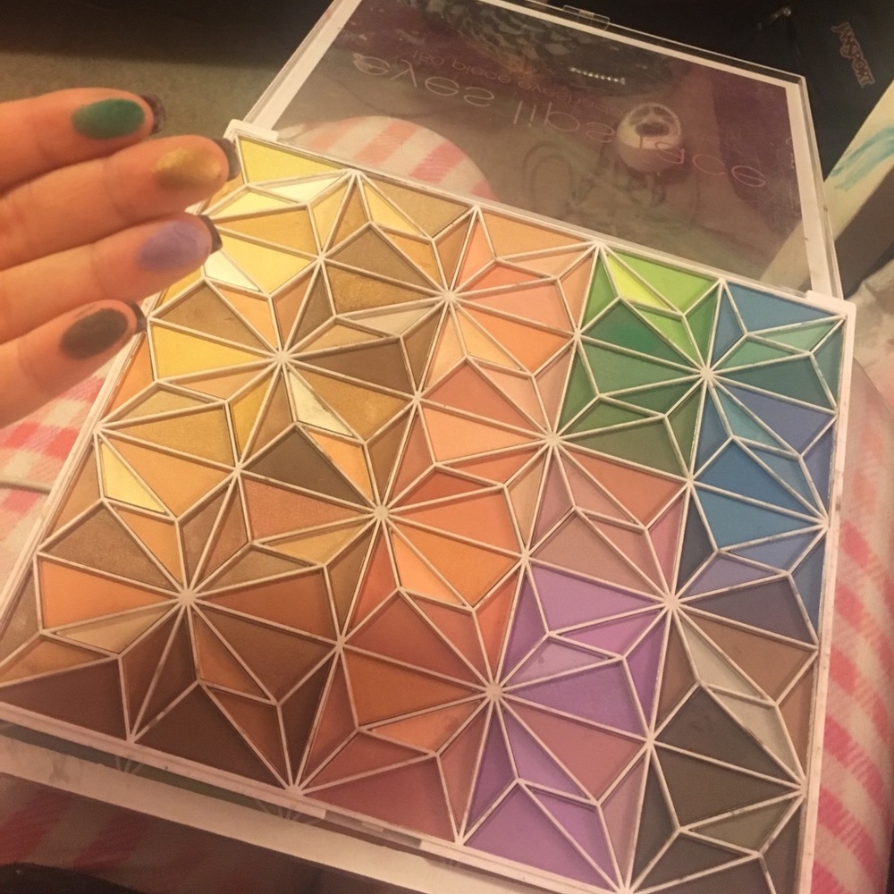 🎨150 piece eyeshadow palette🎨