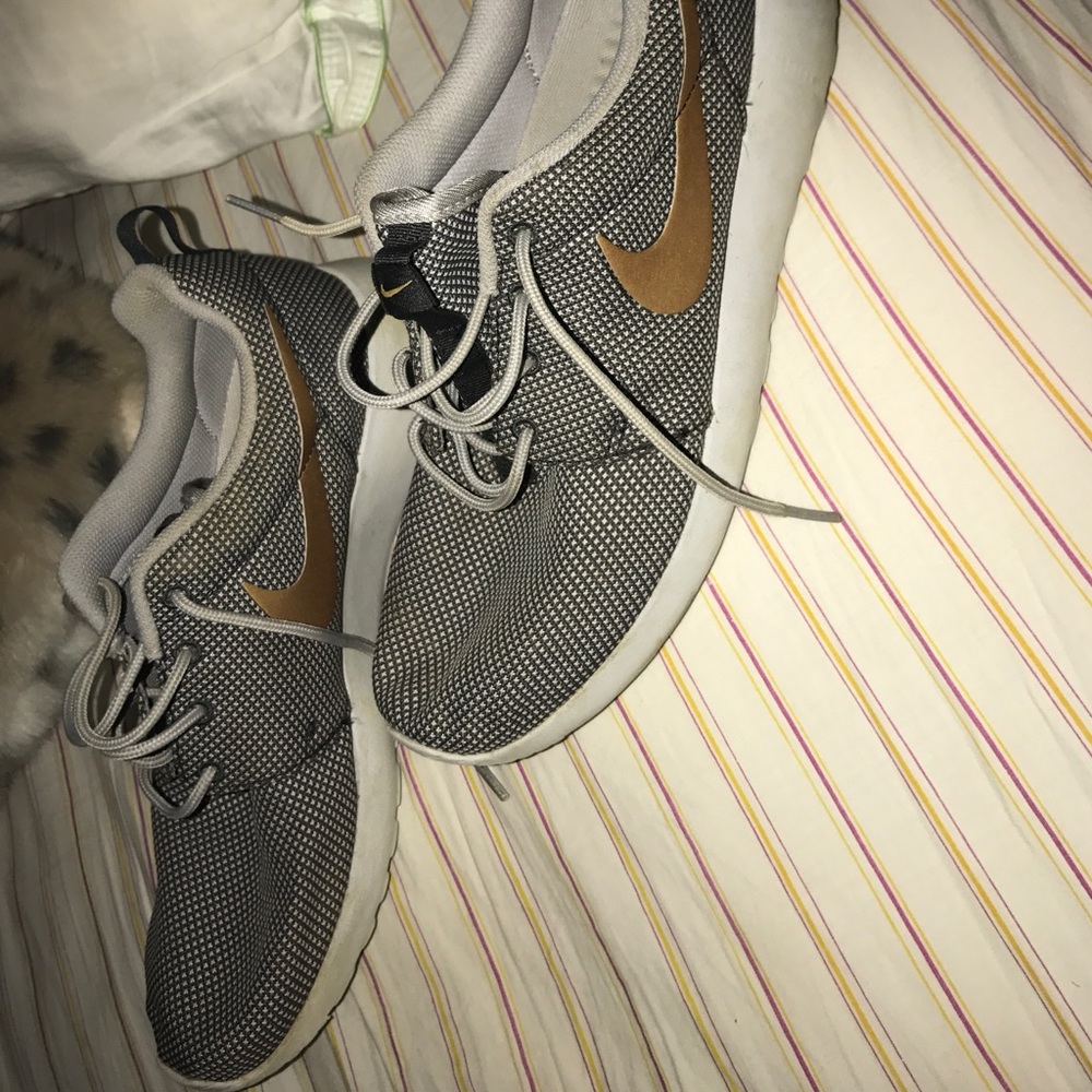 Woman's Nike roshe run sneakers