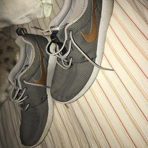 Woman's Nike roshe run sneakers