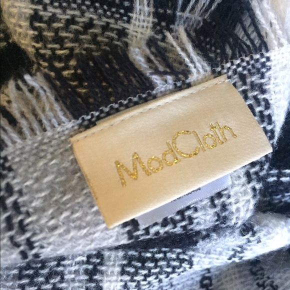 MODCLOTH BLACK & WHITE BLANKET SCARF - Picture 3 of 3