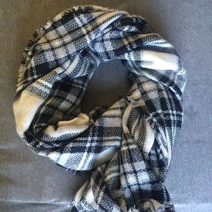 MODCLOTH BLACK & WHITE BLANKET SCARF