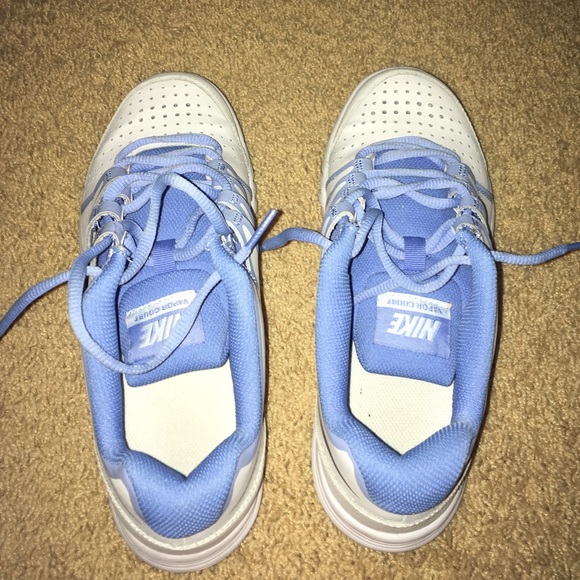 Nike tennis shoes - Picture 2 of 3
