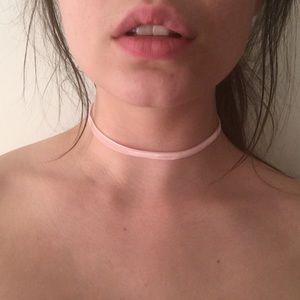 Velvet-feel choker in the color blush pink