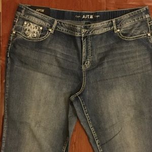 Apt 9 NWT 24W Capri Mid Rise sequin beaded