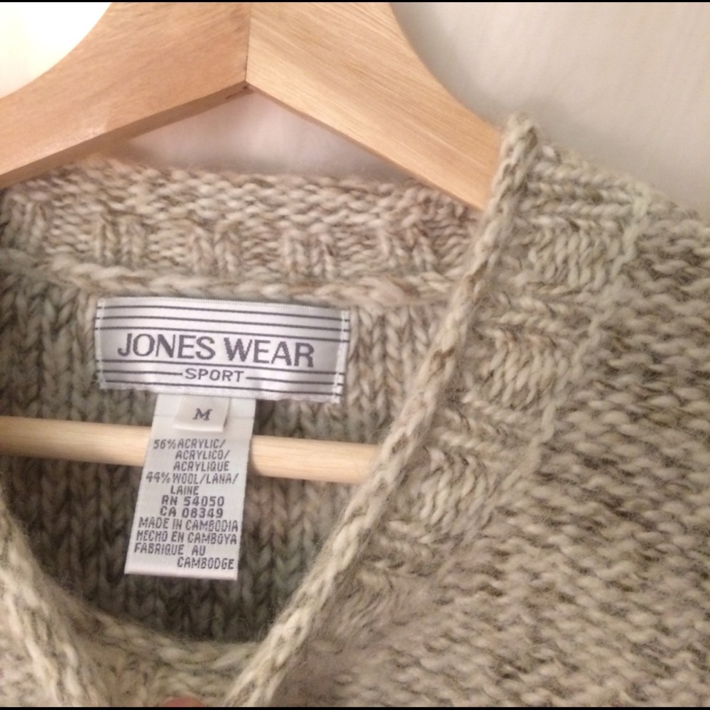 JONES WEAR Soft knit, crew neck sweater