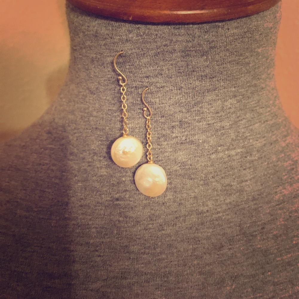 Flat pearl earrings