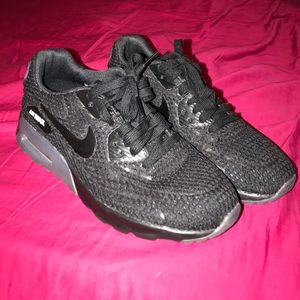 Black Nike AirMax 90