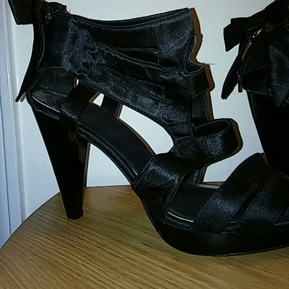 Sexy sateen heels w/bow