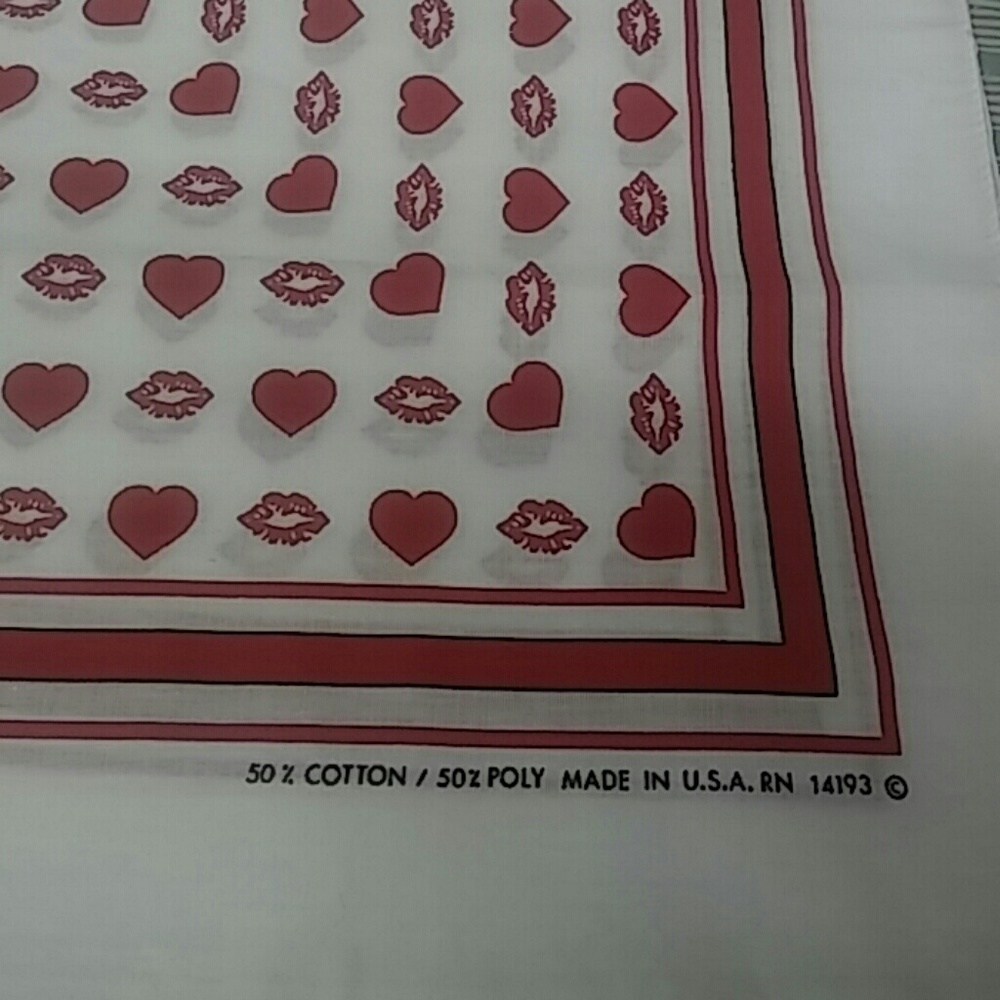 Heart and kiss scarf