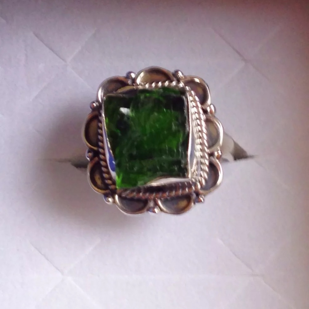Artisan crafted chrome diopside ring