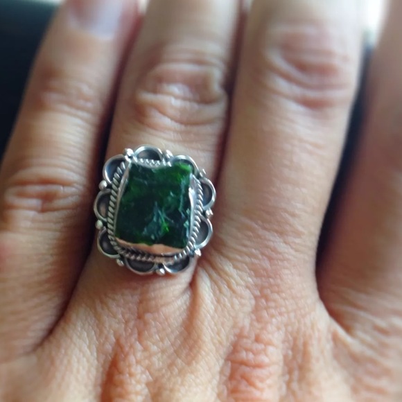 Artisan crafted chrome diopside ring - Picture 2 of 3