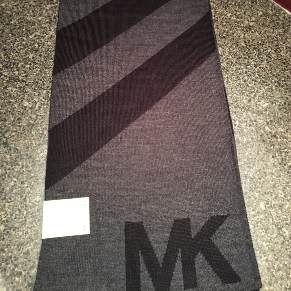 HP🎉7/28🎉NWT Michael Kors Logo Jacquard Scarf - Picture 3 of 4