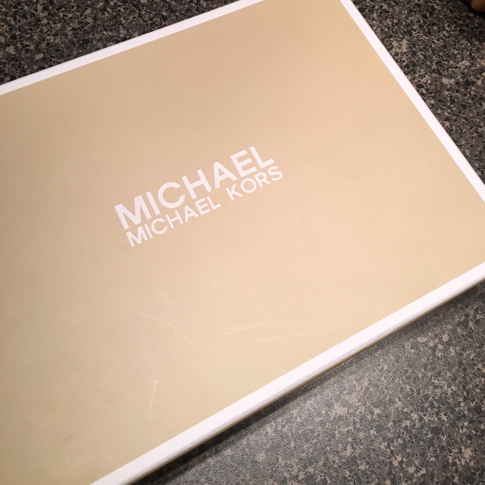 NWT Michael Kors Beanie Hat & Scarf Set w/Box - Picture 5 of 5