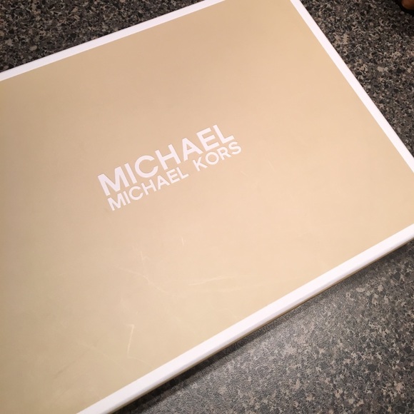 NWT Michael Kors Beanie Hat & Scarf Set w/Box - Picture 5 of 5