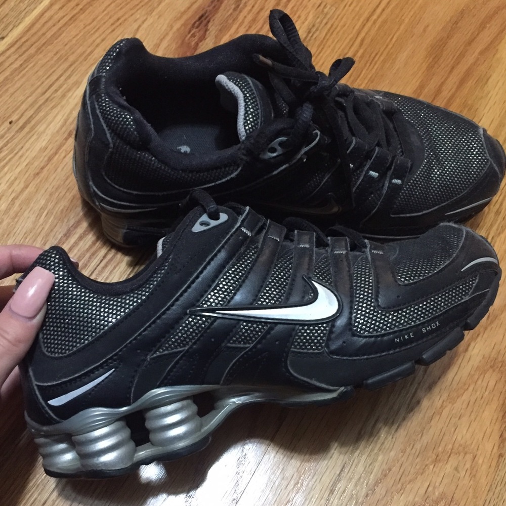 Black Nike shocks