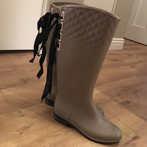 DAV Victoria Rainboots with ribbon & quilted top