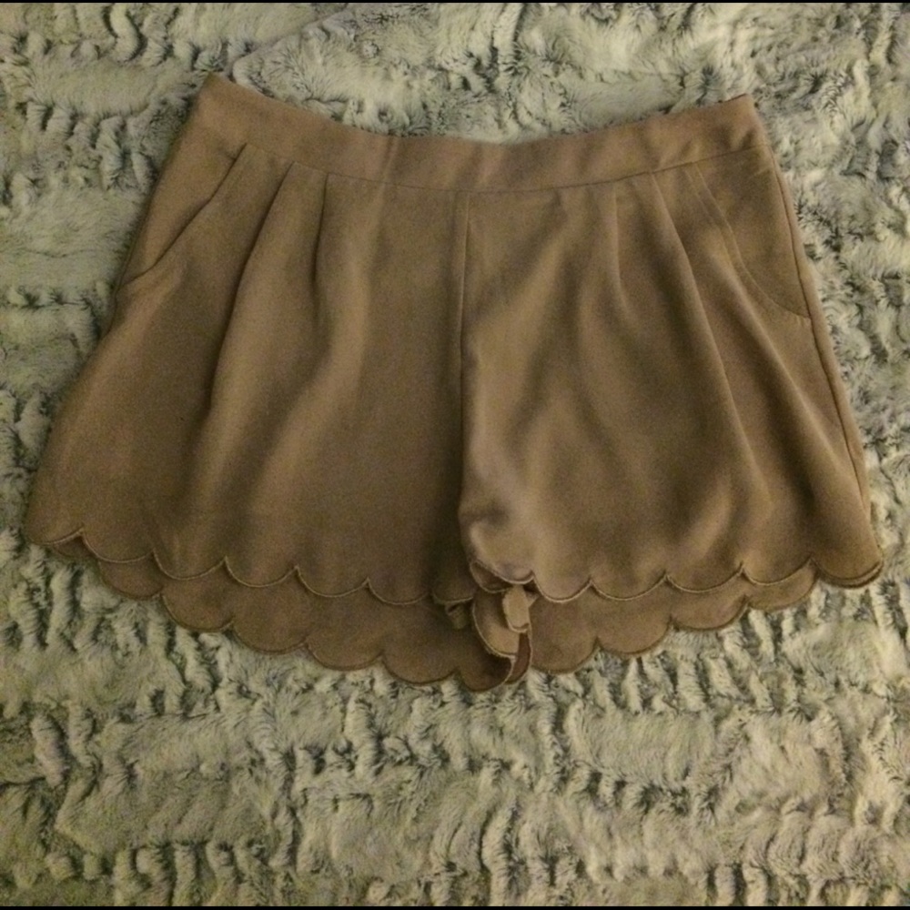BEIGE SCALLOPED SHORTS