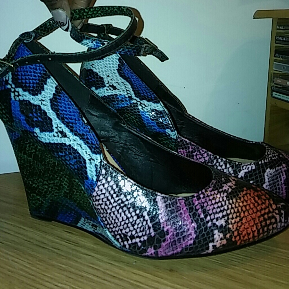 Multicolored snakeskin wedge