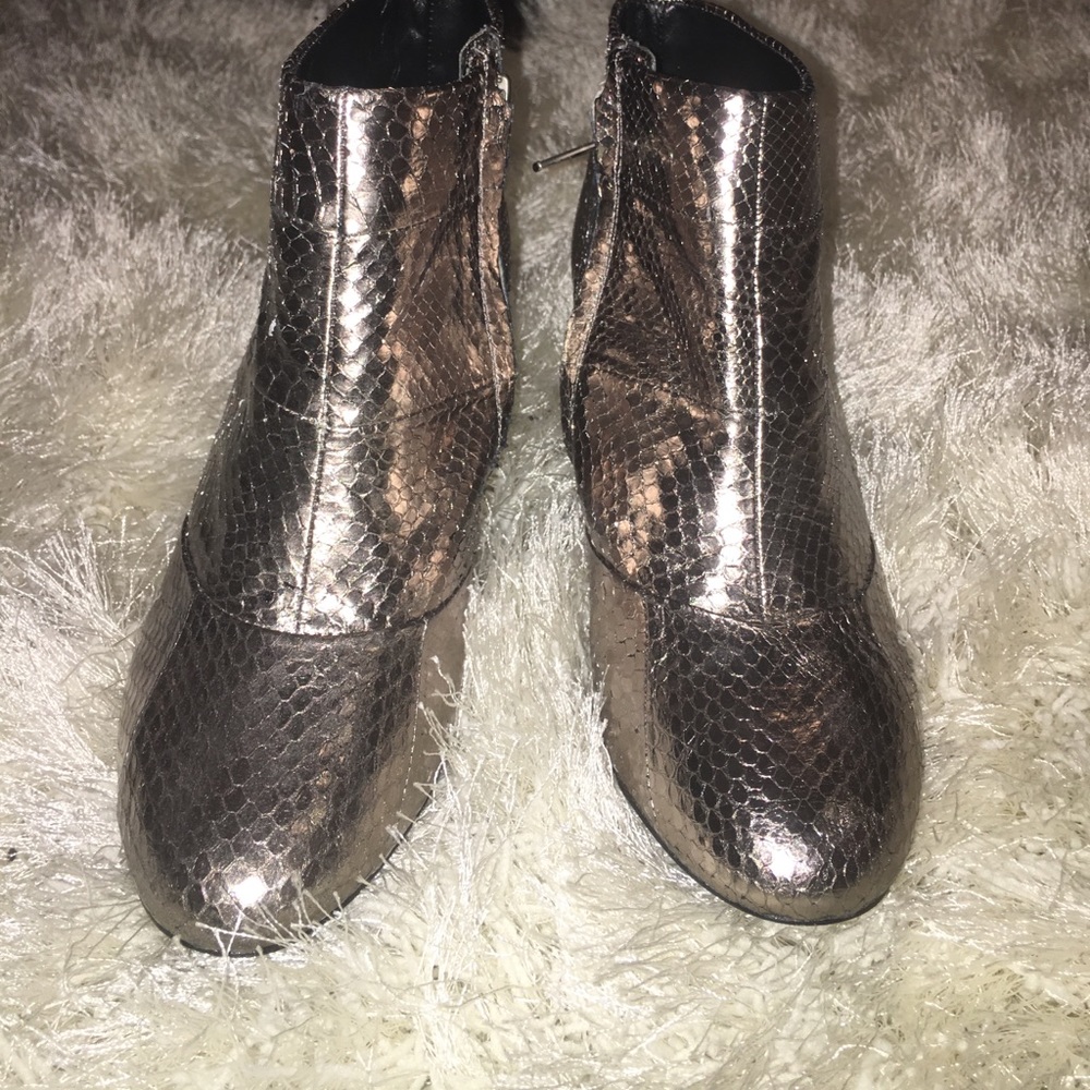 Pour La Victoire snakeskin boots