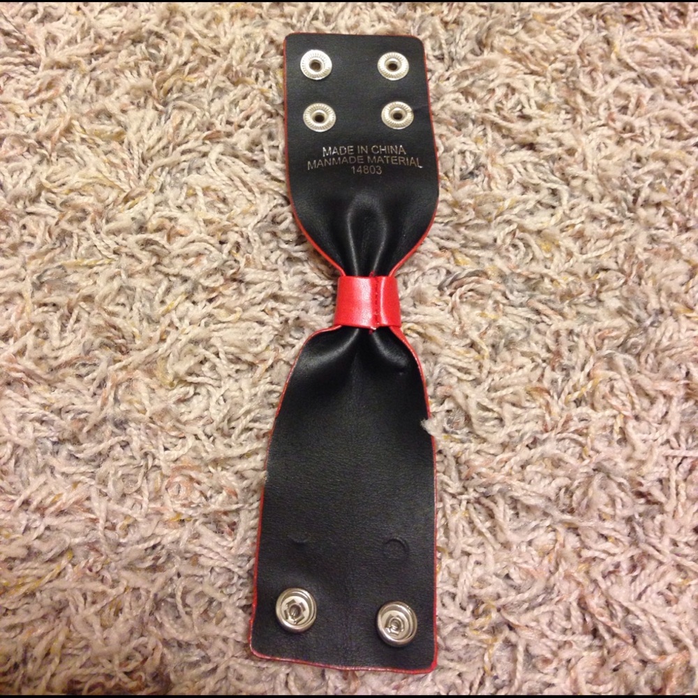 Red bow cuff - Picture 4 of 4