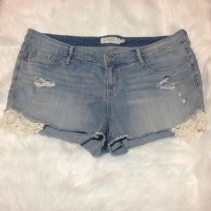 🚨 1 HOUR SALE ✨💕 Torrid Lace Jean Shorts 💕✨