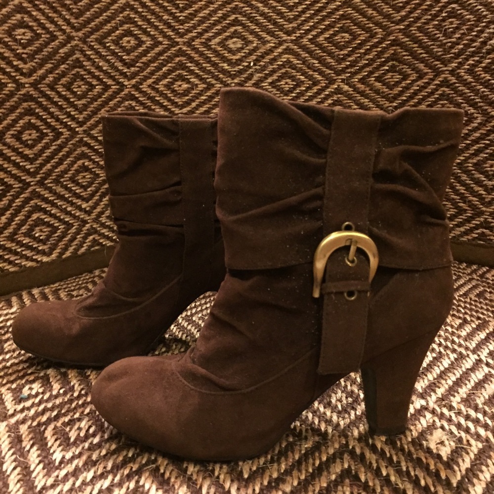 SOLD Unknown brand Dark Choc Suede Booties