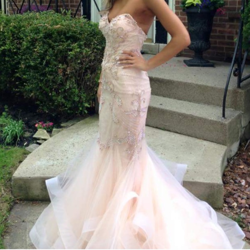 ISO MACDUGGAL COUTURE - Picture 3 of 3